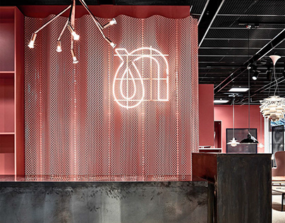 Энн Хэтэуэй снова вышла в свет в голом платье на фоне слухов о принятии ислама